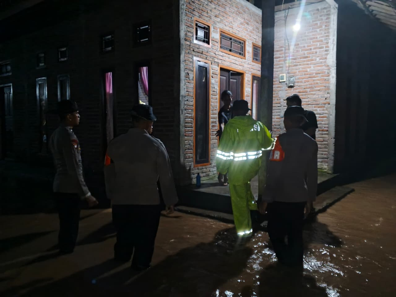 Sat Brimobda Bali Evakuasi Warga Terdampak Banjir di Desa Melaya Jembrana