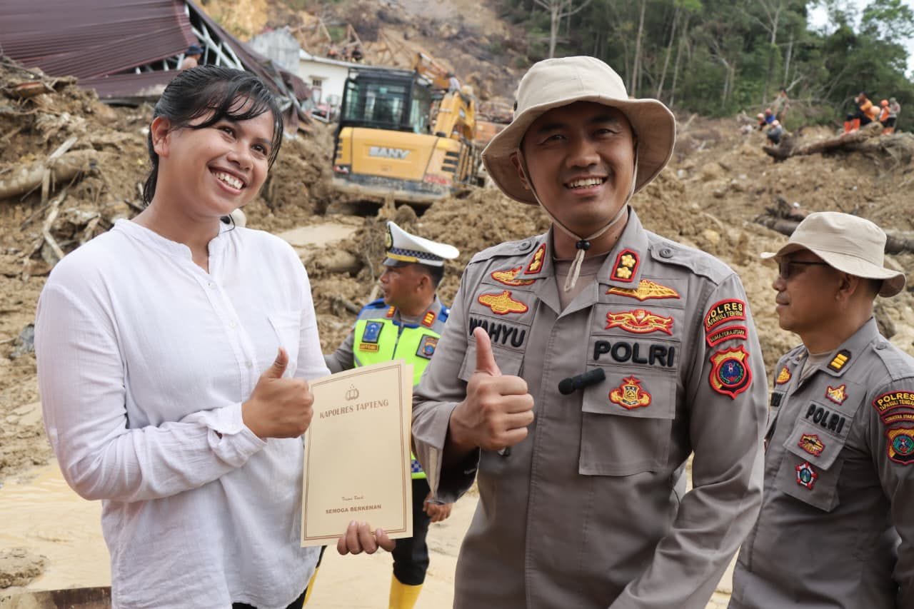 Polwan Tapteng Lupakan Selamatkan Harta Demi Evakuasi Tetangga dari Longsor