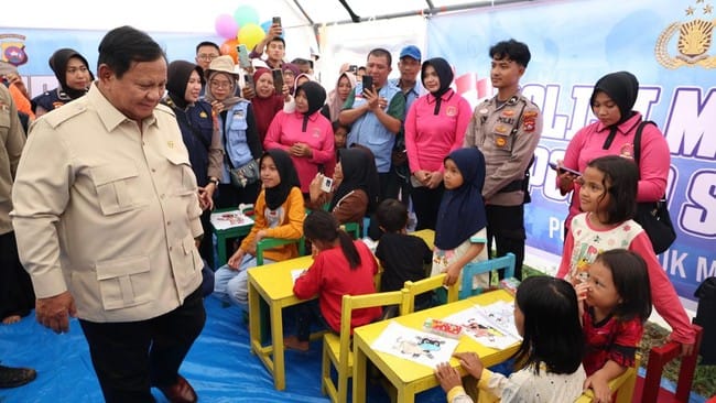 Dari Tebak-Tebakan hingga Janji Rumah, Cara Prabowo Dekati Korban Banjir Agam