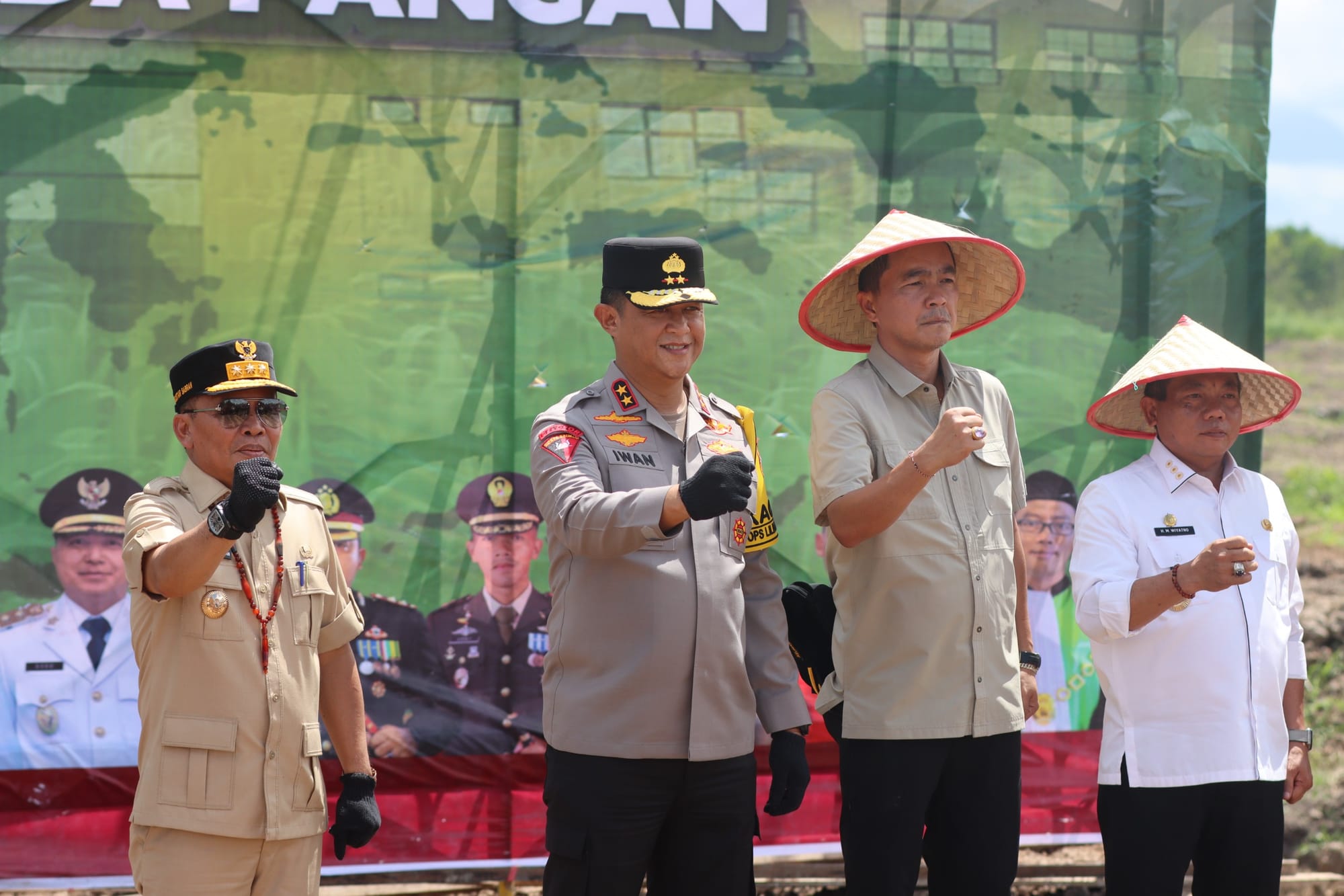 Kapolda Kalteng dan Gubernur Laksanakan Penanaman Jagung Perdana Kuartal IV di Kapuas