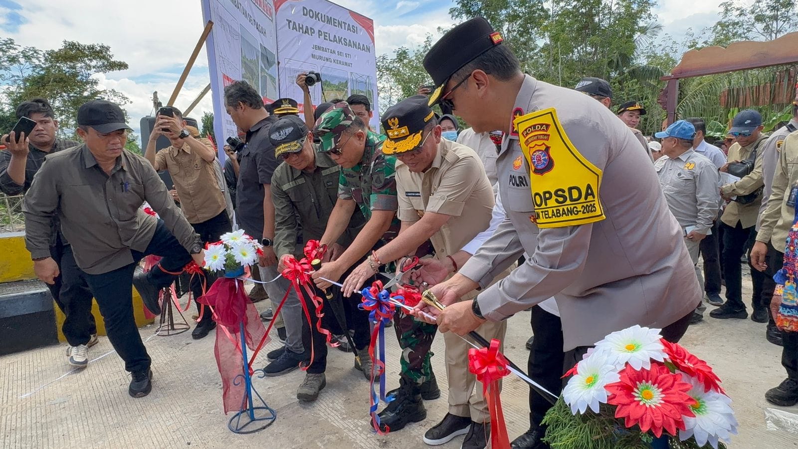 Kapolda Kalteng Hadiri Peresmian Jembatan Sei Asem dan Terusan, Dukung Pemerataan Infrastruktur di Kapuas