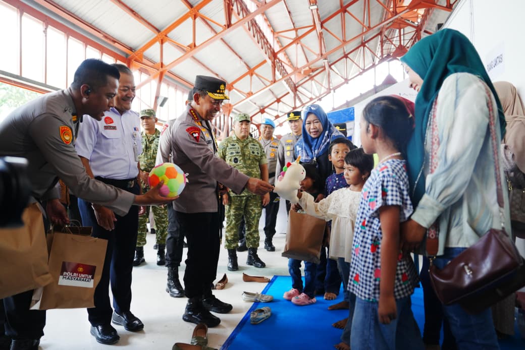 Kapolri Pastikan Pelayanan Transportasi Publik Siap Hadapi Lonjakan Penumpang Nataru di Stasiun Tawang