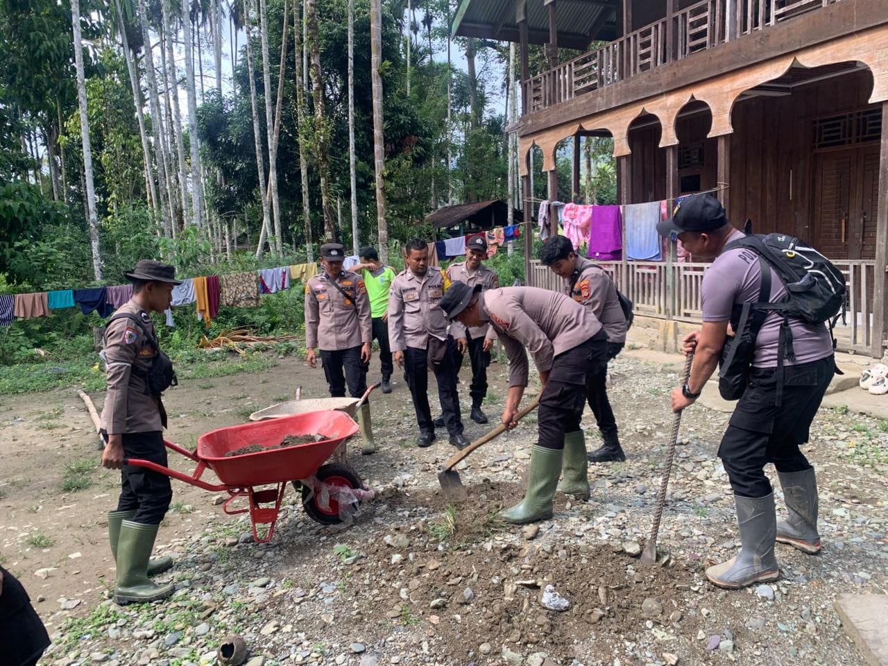 Pulihkan Pesantren Terdampak Banjir Bandang, Polres Nagan Raya Lakukan Gotong Royong