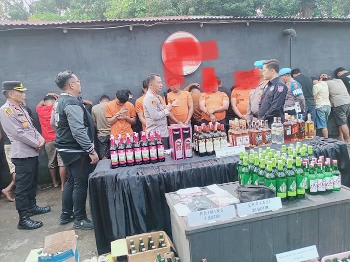 View Tonga Bar dan Terbul Lounge Digerebek, Polisi Pasang Police Line