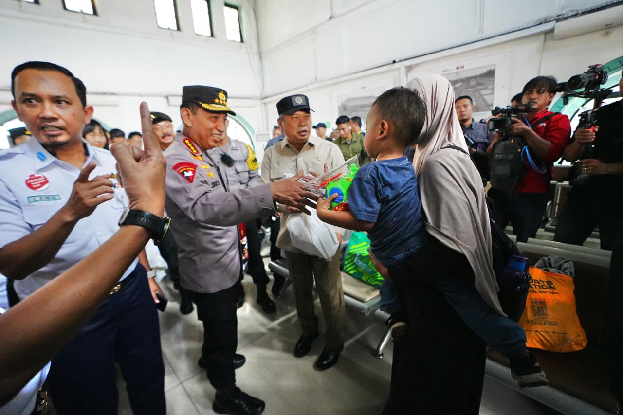 Kapolri Bagikan Bingkisan kepada Petugas dan Penumpang saat Tinjau Stasiun Pasar Senen Jelang Nataru