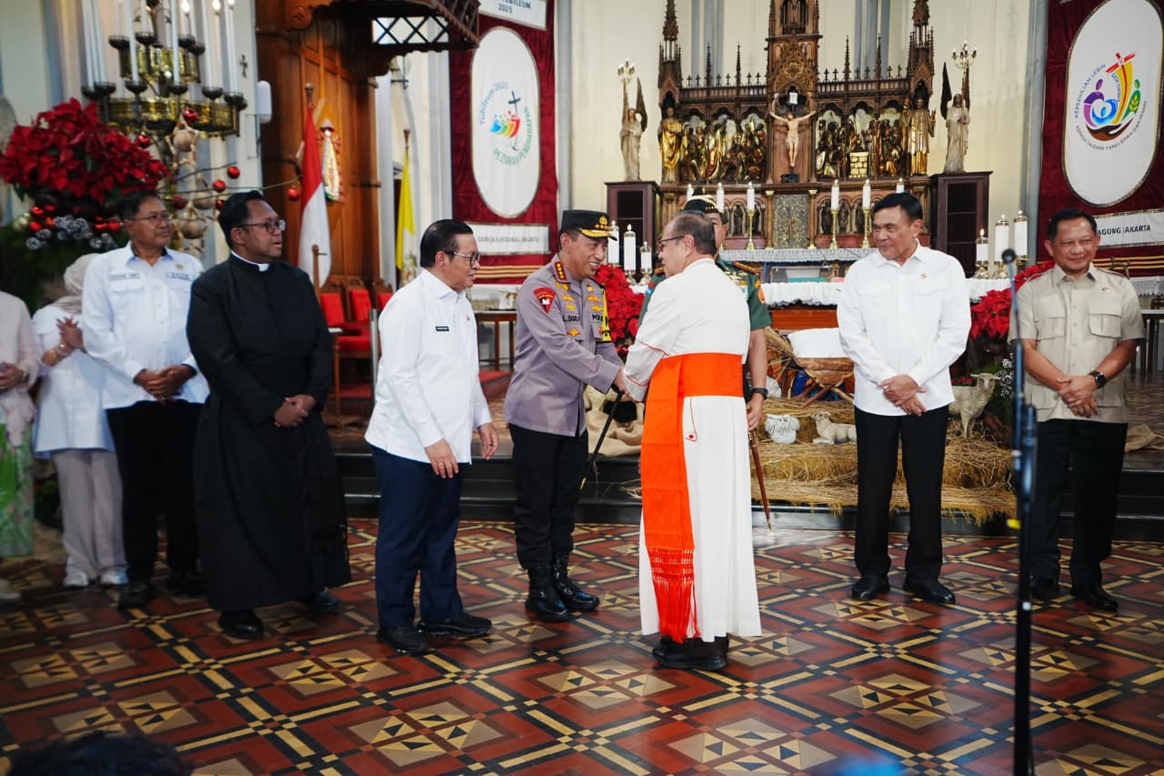 Kapolri Cek Langsung Dua Gereja, Pastikan Misa Malam Natal Aman dan Lancar
