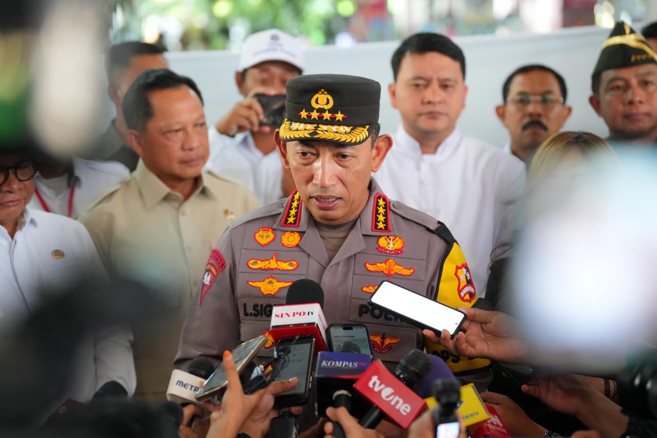 Tinjau Dua Gereja, Kapolri Pastikan Pengamanan dan Pelayanan Misa Malam Natal
