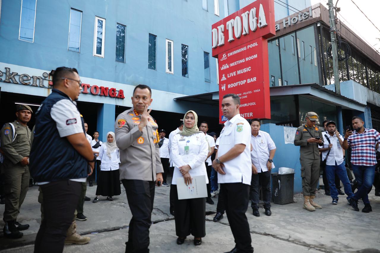 Kapolrestabes Medan-Wali Kota Turun Langsung Segel De Tonga Bar