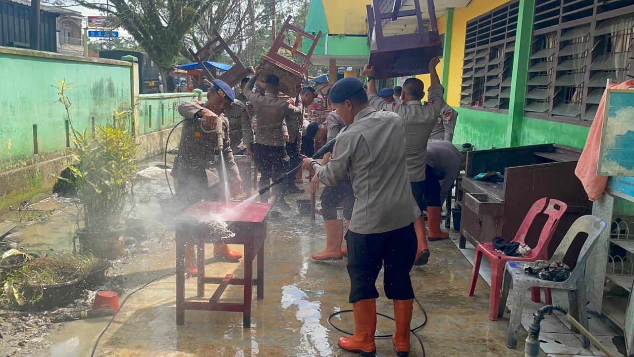 Polri Hadir, Brimob Polda Sumut Bantu Pemulihan SMP Negeri 1 Tanjung Pura Pascabanjir