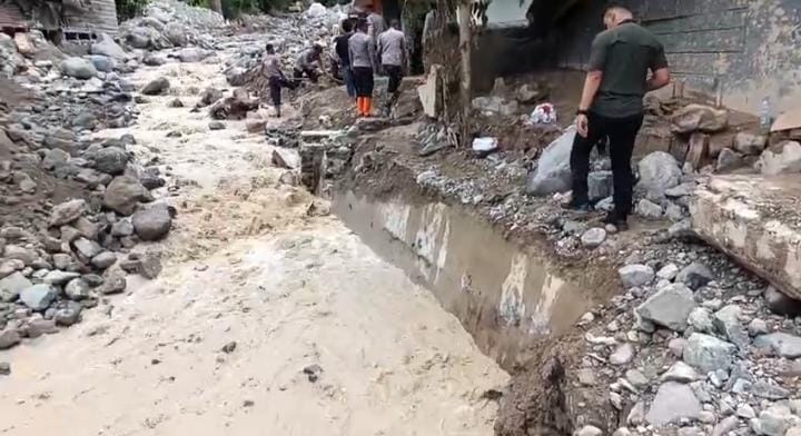 Gotong Royong Pascabanjir, Polres Agam Bersama Warga Normalisasi Sungai Muara Pisang