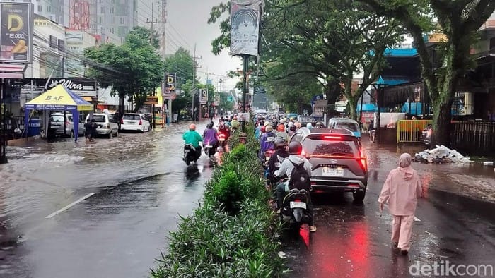 Hujan Deras Picu Banjir di Kota Malang, Motor Terseret Arus