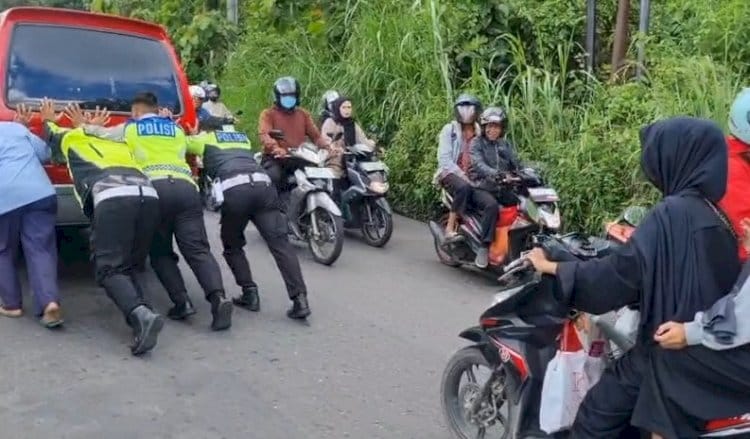 Polisi Tunjukkan Aksi Humanis, Rela Dorong Mobil Mogok di Jalur Padat Wisata Guci