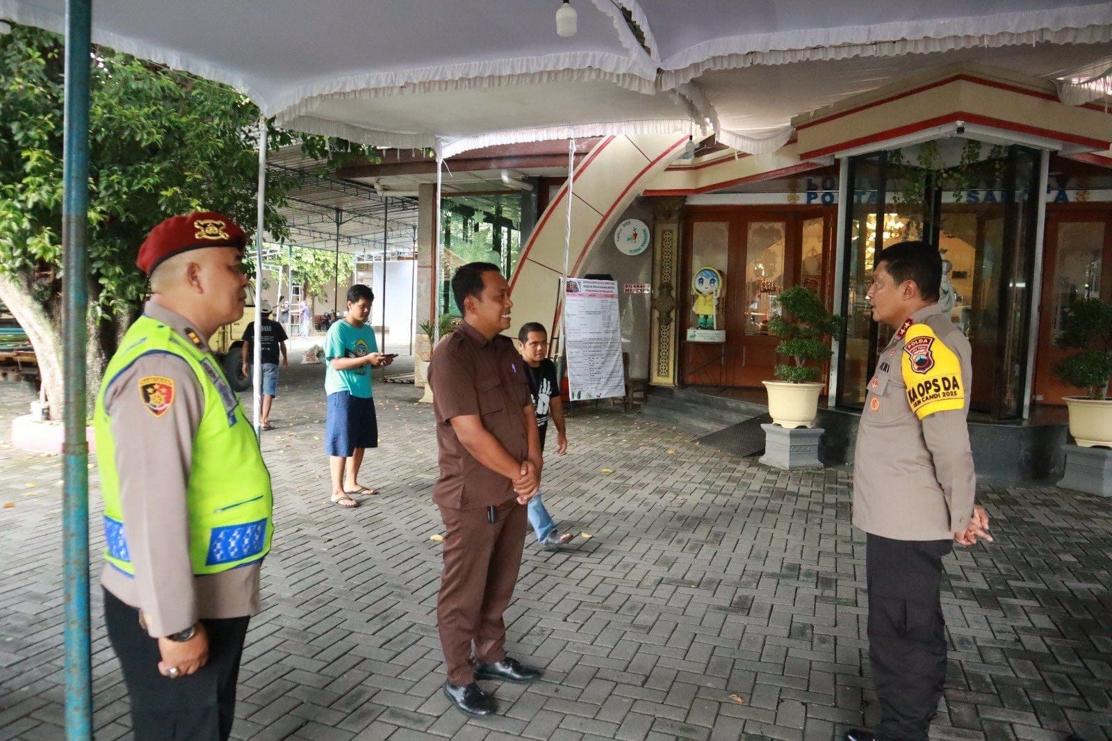 Pastikan Ibadah Aman, Kapolda Jateng Tinjau Pengamanan Gereja