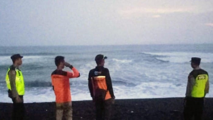 Ombak Pantai Dewaruci Purworejo Seret Dua Pelajar, Satu Korban Hilang