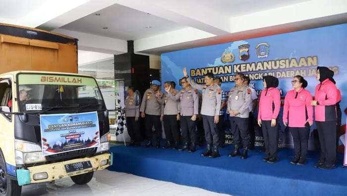 Donasi Rp 2,2 M dan Ribuan Logistik Dikirim Polda Jateng ke Korban Bencana di Sumatera