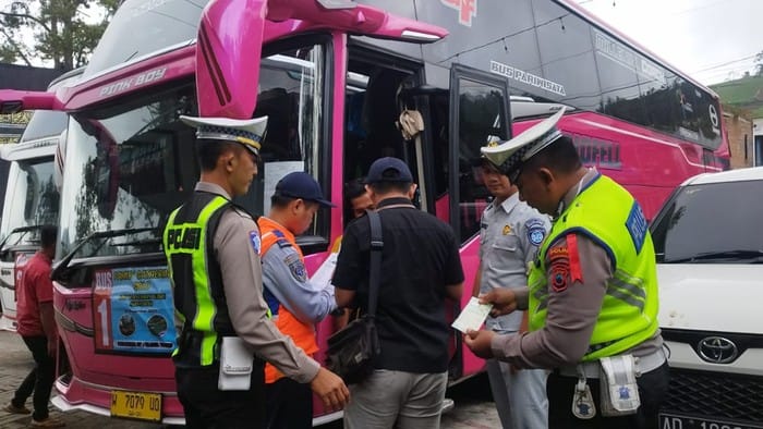 Polda Jateng Lakukan Ramp Check Kendaraan di Objek Wisata Tawangmangu Karanganyar