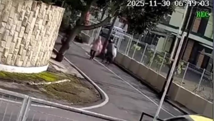 Terekam CCTV, Emak-emak di Kota Malang Jadi Korban Jambret Bersenjata Tajam