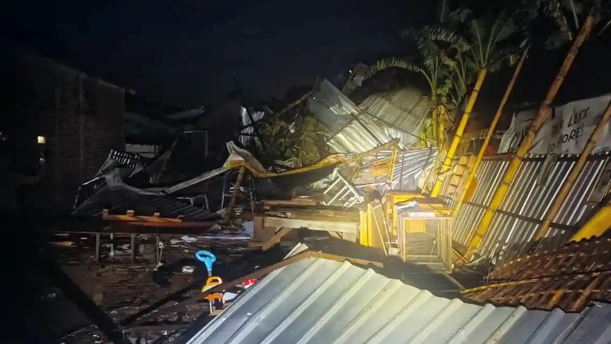 Angin Kencang Rusak Rumah hingga Warung Bakso di Rowosari Kendal