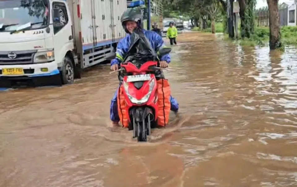 Banjir Rendam Jalur Pantura Pati–Rembang, Sejumlah Motor Mogok