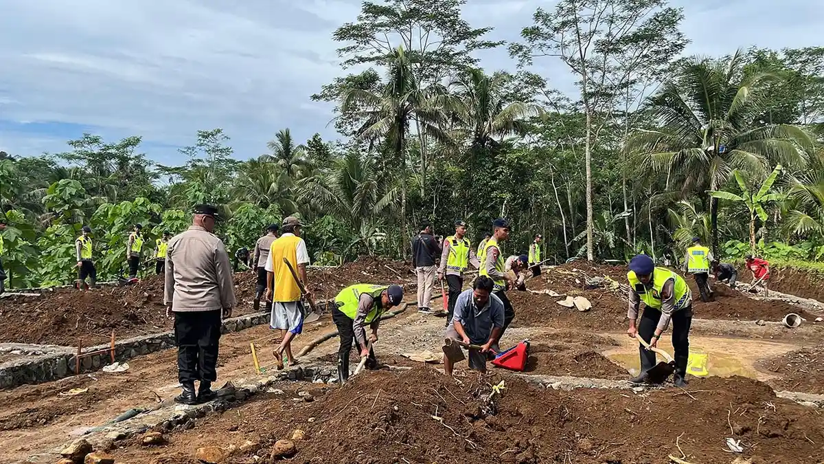 Brimob Polda Jateng Dikerahkan Percepat Pembangunan Huntara di Maribaya Purbalingga