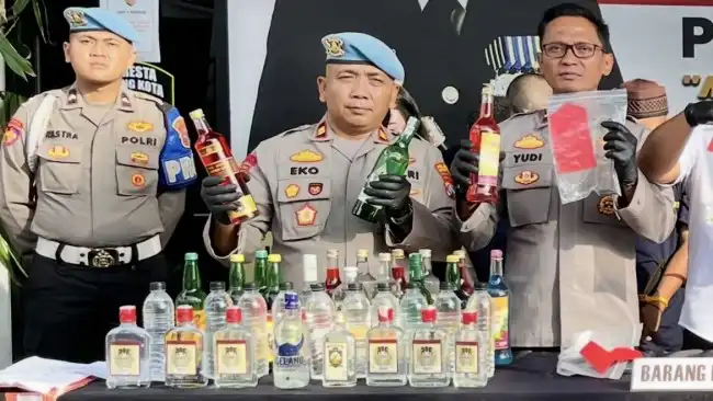 Ratusan Botol Miras Ilegal Diamankan Polresta Malang Kota dalam Operasi Rutin