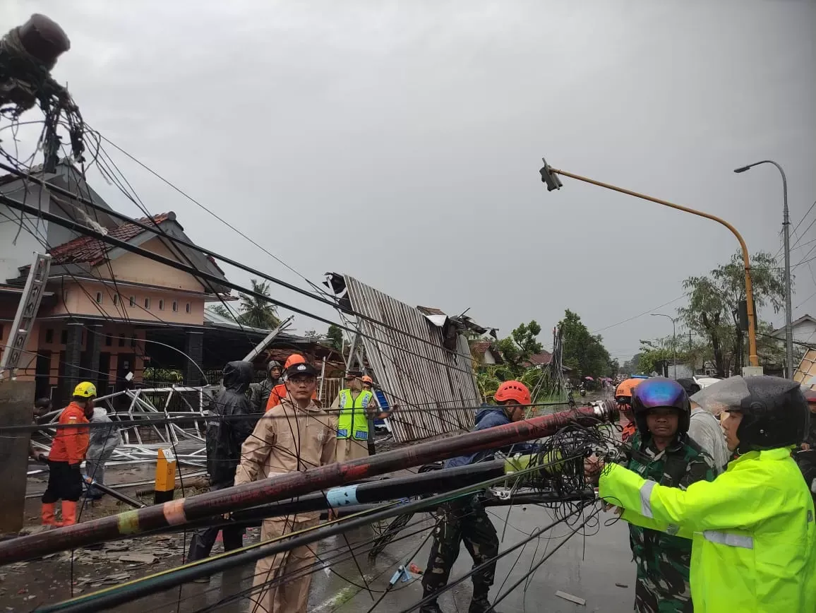 Angin Kencang Terjang Kabupaten Pekalongan, Atap Berterbangan dan Pohon Tumbang