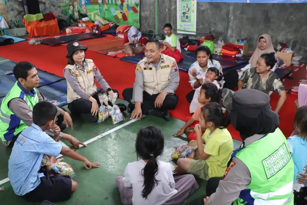 Anak-Anak Korban Banjir di Kudus Dapat Pendampingan Trauma Healing dari Polisi