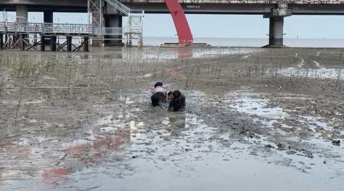 Sigap dan Humanis, Dit Polairud Polda Jatim Evakuasi Dua Anak Terjebak Lumpur di Pantai Kenjeran