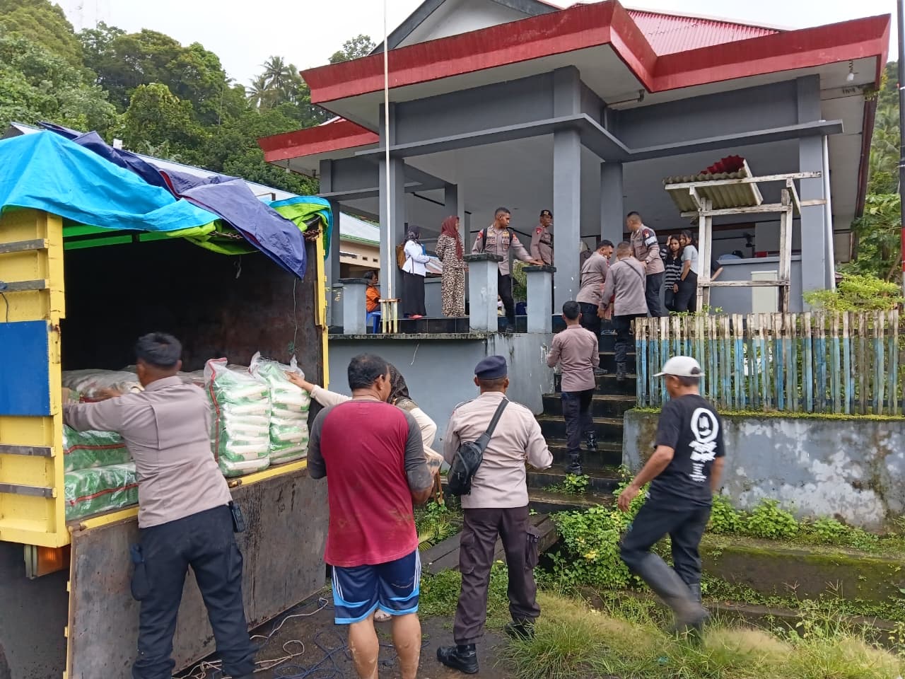 Tiga Kabupaten Terdampak Hidrometeorologi, Polri Bergerak Cepat Lakukan Penyelamatan dan Pemenuhan Kebutuhan Pengungsi