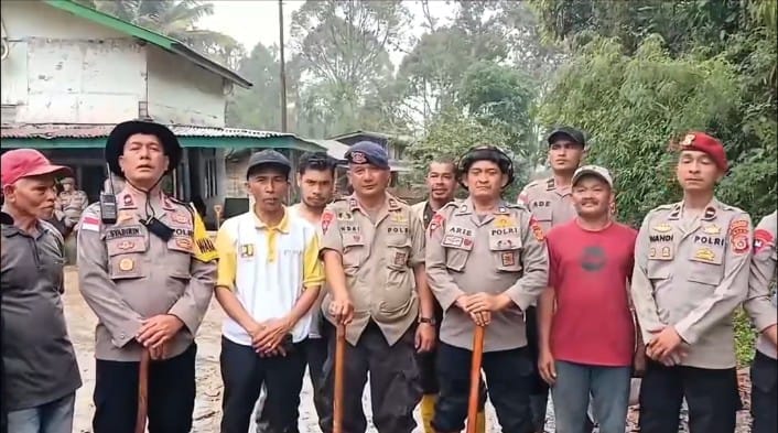 Di Tengah Lumpur dan Harapan, Polri Bersama Warga Buka Akses Jalan Kampung Setie Pascabencana