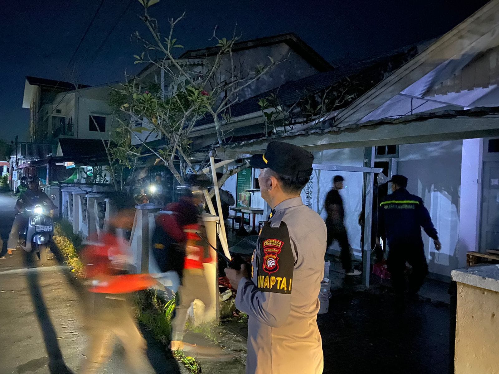 Pamapta dan Tim Enggang Polresta Pontianak Amankan Kebakaran Kedai di Jalan Purnama