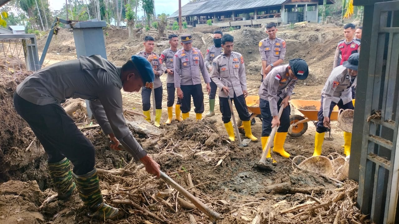 Gotong Royong Polri dan Masyarakat, Polindes Meunasah Mancang Bangkit dari Lumpur