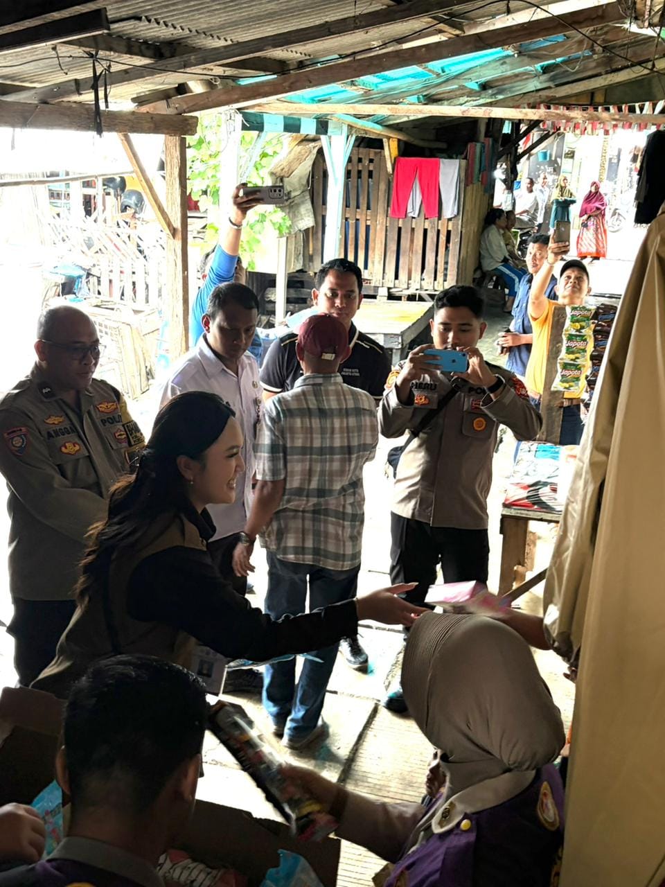 Tim Trauma Healing Polri dan Relawan Mahasiswa UI Dampingi Warga Pascabanjir di Cilincing
