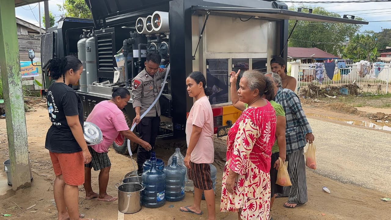 Pascabencana, Brimob Polda Sumut Penuhi Kebutuhan Air Bersih Warga di Desa Sibuluan Nauli