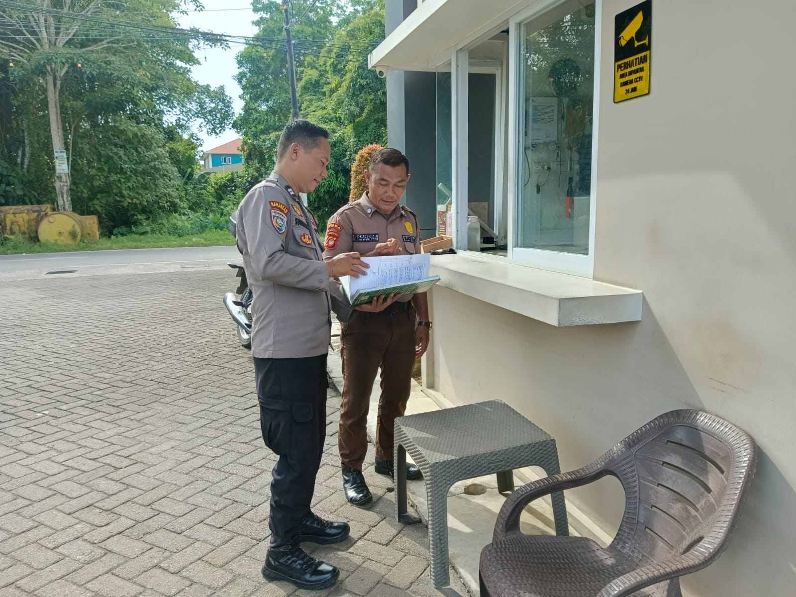 Jalin Silaturahmi, Bhabinkamtibmas Polsek Pontianak Kota Sambangi Satpam di Lingkungan Tugas