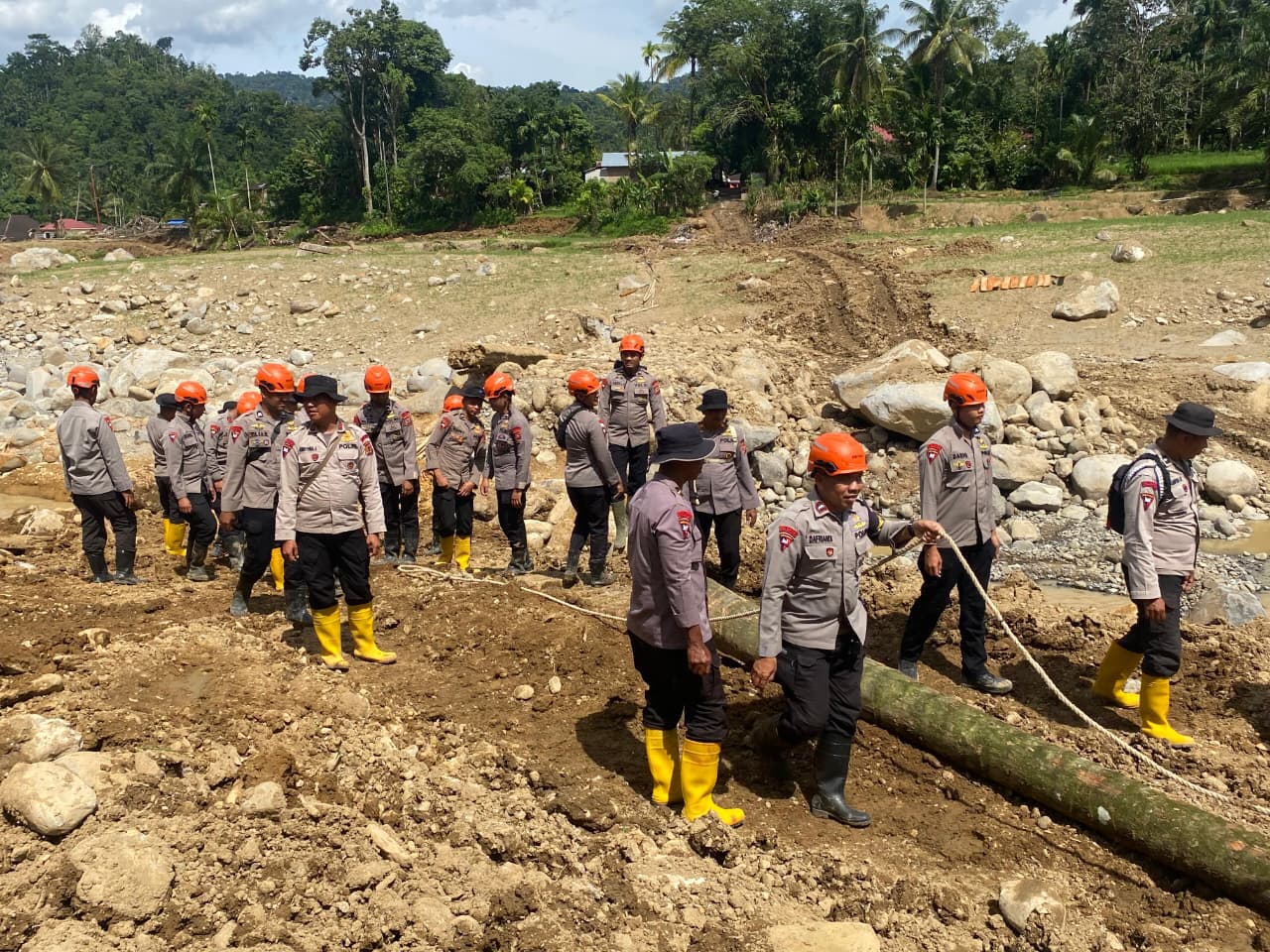 Akses Warga Kembali Terhubung, Brimob Jambi Dirikan Jembatan Darurat