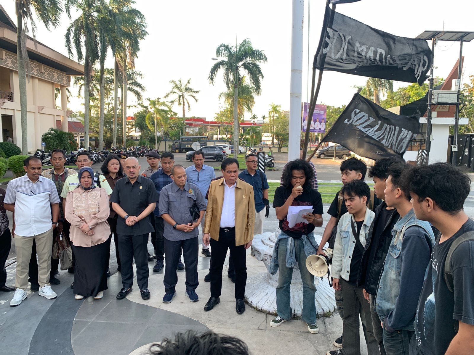 Aksi Tolak Wacana Pilkada Lewat DPRD di Pontianak Dikawal Ketat Polisi, Massa dan Dewan Berdialog