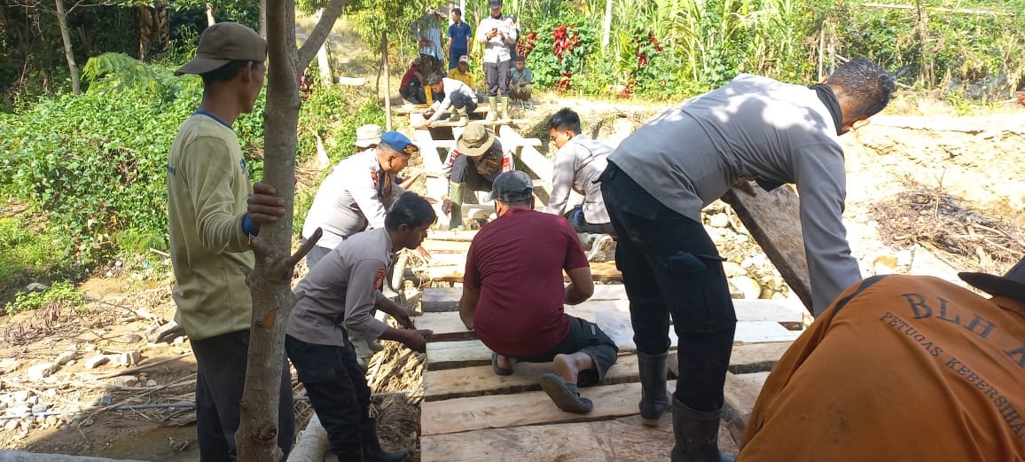 Sinergi Polri dan Masyarakat Pulihkan Akses Tiga Kampung Lewat Jembatan Darurat di Rusip Antara