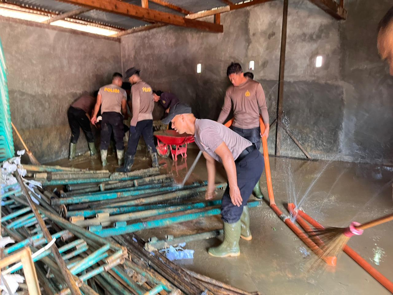 Aksi Kemanusiaan Brimob Polda Sumut, Bersihkan Permukiman dan Gudang Warga Pascabencana