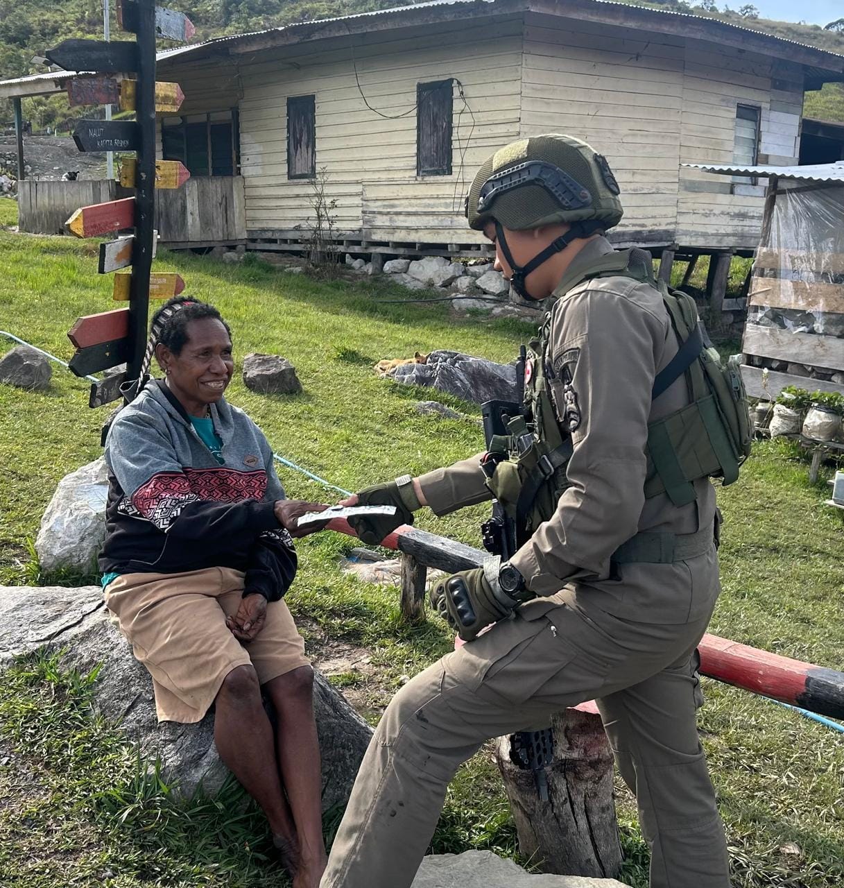 Brimob Hadir di Pos Sinak, Menjaga Kesehatan Sekaligus Menumbuhkan Harapan Warga