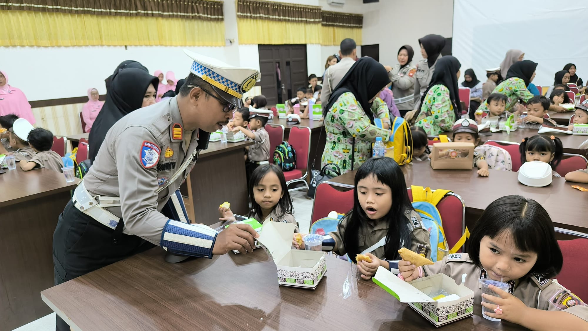 Murid TK Kemala Bhayangkari 1 Pontianak Kunjungi Satlantas Polresta Pontianak