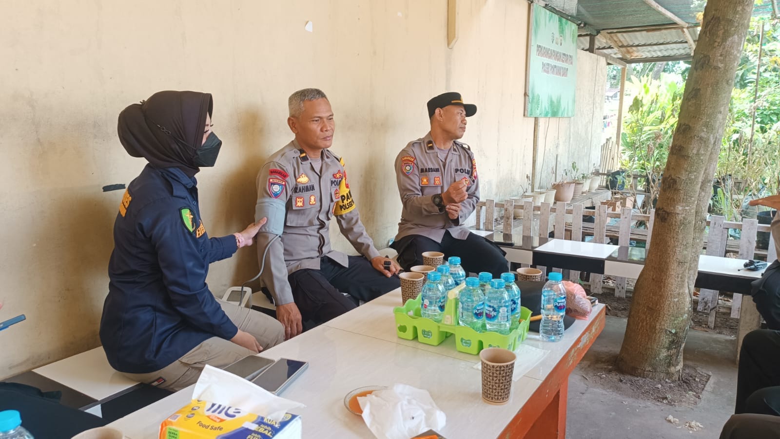 Sie Dokkes Polresta Pontianak Berikan Pelayanan Kesehatan di Polsek Pontianak Barat