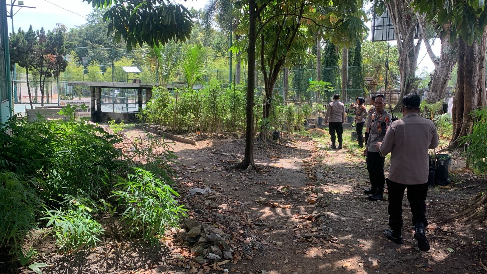 Ketahanan Pangan dari Pekarangan, Polsek Dwikora Pontianak Ambil Peran