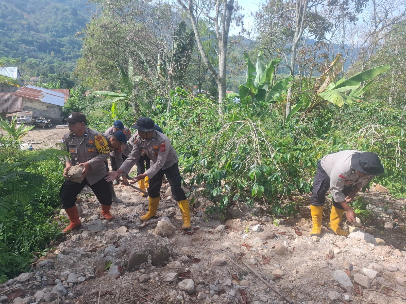 Polsek Silih Nara dan Brimob Polda Aceh Lanjutkan Gotong Royong Bersihkan Akses Jalan Pasca Bencana