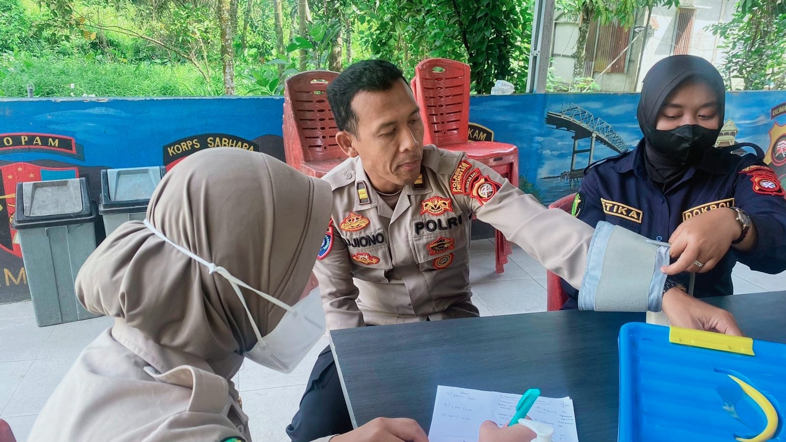 Cek Tensi hingga Beri Vitamin, Sidokkes Polresta Pontianak Jaga Kebugaran Personel