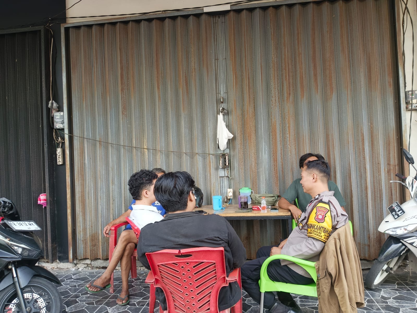 Bhabinkamtibmas Sungai Jawi Pererat Silaturahmi dengan Warga untuk Kamtibmas Kondusif