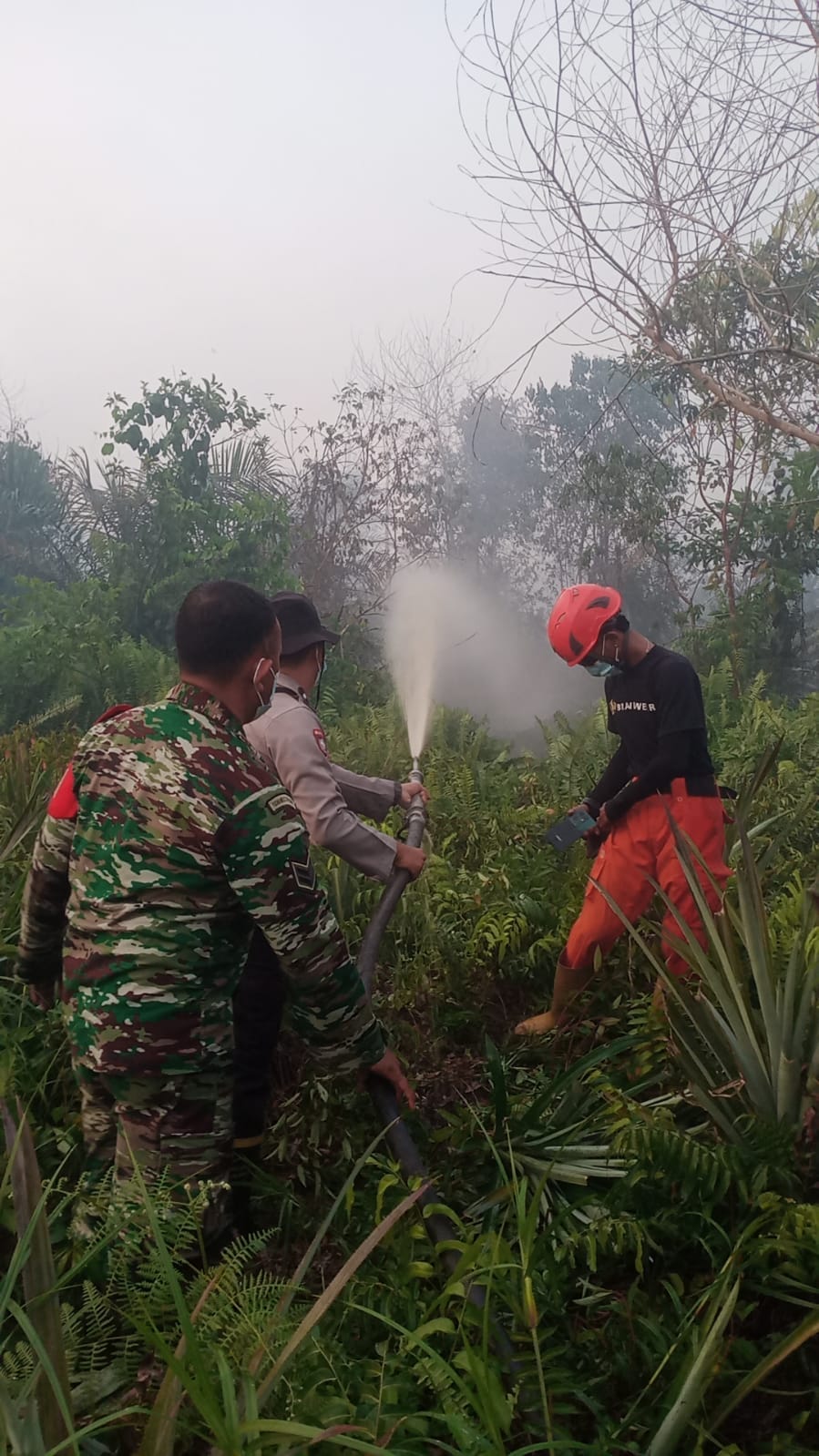 Turun Langsung Padamkan Api, Bhabinkamtibmas Pontianak Ajak Warga Jaga Lingkungan