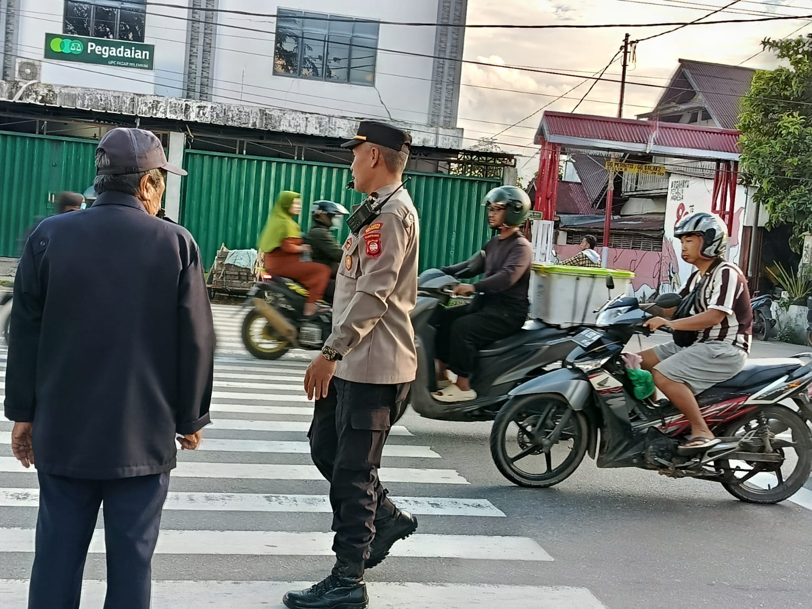 Polisi Jaga Arus Pagi di Sekolah dan Pasar, Lalin Pontianak Barat Tetap Lancar