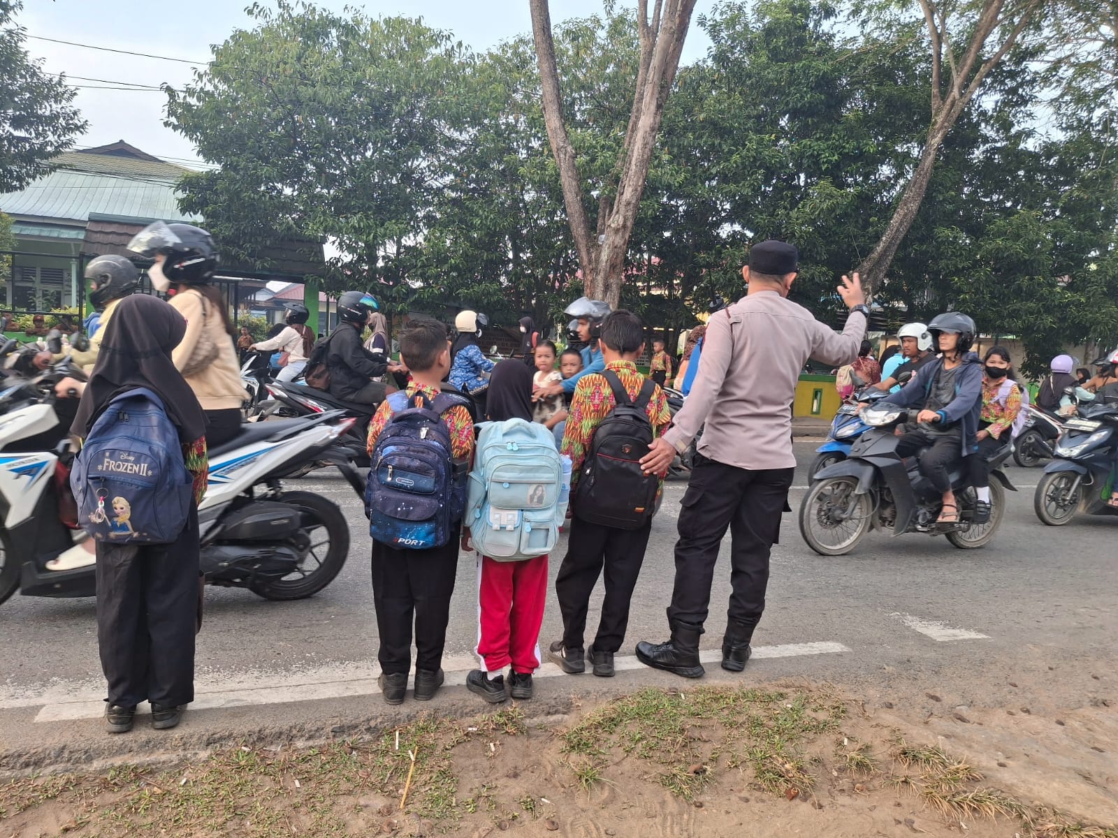Pengaturan Lalin Pagi Jadi Rutinitas, Polsek Pontianak Barat Perkuat Pelayanan Publik