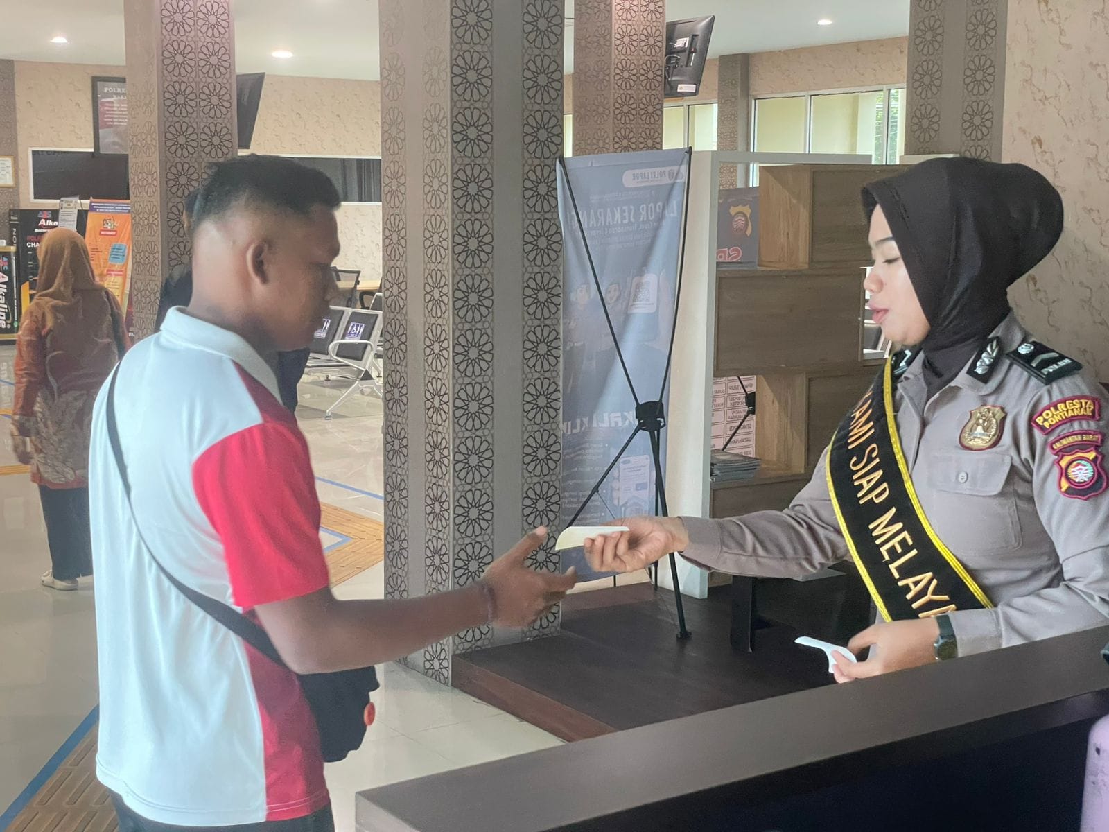 Urus SKCK Jadi Nyaman, Polwan SPKT Pontianak Layani Warga dengan Empati